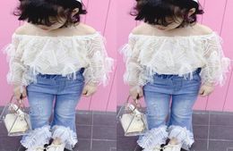 Peuter Kinderkleding Set Baby Meisje Kant Off Schouder T-shirt Tops Vernietigd Ripped Jeans Flare Broek Kinderen Outfits 2 Stuks 1901530