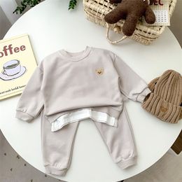 Peuter Outfits Baby Boy Tracksuit schattig berenhoofd Borduurwerk Sweatshirt en broek 2pcs Sportpak Fashion Kids Girls Set 220721