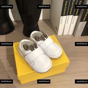 peuter schoenen ontwerper babyschoenen mode brief printen kinderen baby schoenen 1-3 t doos verpakking nieuwe producten rubberen zool gratis verzending