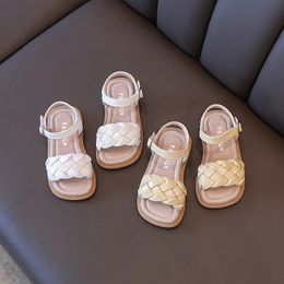 Chaussures pour tout-petits Girl Summer Traided Vacation Square Toe Child Children Sandales beige jaune 2136 PU Cuir Fashion Kids Sliders 240506