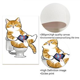 Chat toilettes jouant au téléphone mobile Affiche du papier simple imprimés pour animaux