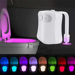 Toilet Nacht LED-lichtlamp 8-16 kleuren Smart Badkamer Closestool Benodigdheden Menselijke bewegingssensor Geactiveerde PIR Automatische RGB-achtergrondverlichting Luminaria WC-komverlichting