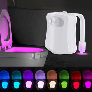 Veilleuse de toilette lampe LED salle de bain intelligente activé par le mouvement humain PIR 8 couleurs rétro-éclairage RVB automatique pour les lumières de la cuvette des toilettes YFA2934