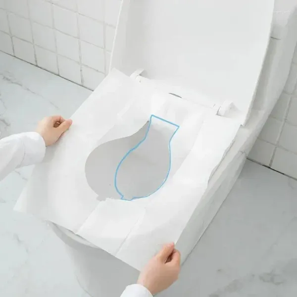 Le siège de toilettes couvre les doublures en papier d'eau soluble jetable pour les déplacements ou le coussin accessoire de salle de bain