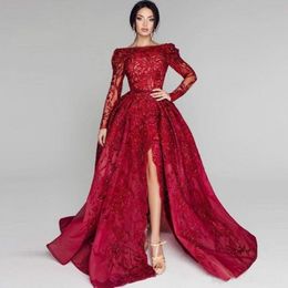 Tony Chaaya 2018 Sequins rouges Robes de bal à manches longues du cou bateau côté couv contre la robe formelle du soir de balayage de balayage