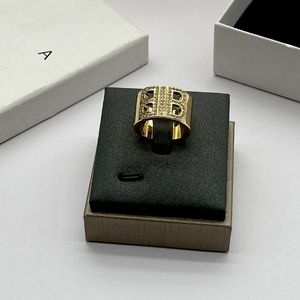 Tonya sieraden luxe ring overdreven Europese en Amerikaanse mode-letters titanium micro-ingelegde zirkoon creatieve ontwerper