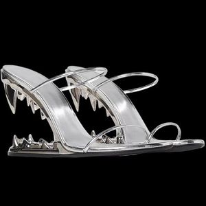 Forme de dent Pantoufles sculptées à talons hauts Sandale métallique à bouts ouverts Diapositives à bande étroite Pantoufles compensées pour femmes de style de rue chaussures de créateurs de luxe