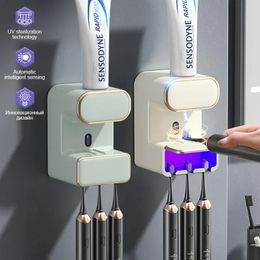Tandenborstelhouders Automatische sensor Tandpastadispenser met 3 sleuven Wandgemonteerde elektrische knijper voor badkameraccessoires 231206