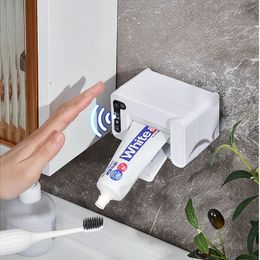 Soportes para cepillos de dientes Máquina de pasta de dientes de inducción inteligente Dispensador de exprimidor eléctrico automático para el hogar Exprimidor montado en la pared perezoso 231218