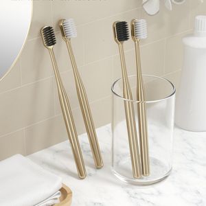 Brosse à dents Brosse à dents souple de luxe Hommes Femmes Brosse à dents adulte Or Argent Brosses dentaires Élégance Brosses à dents douces Drop 230824