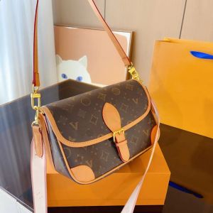 Top 10a Diseñador Bolsa Bolso de hombro de cuero Luxury Luxury Old Flower Diane Baguette Bag Bag Larta en relieve Carta Colorida NUEVA FLOR