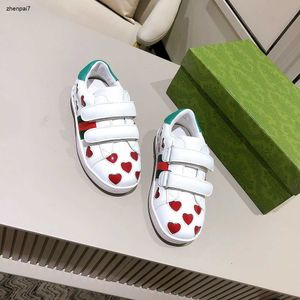 Top babyschoenen glanzende rode hartdecoratie kinderen sneakers doos verpakking maat 26-35 buckle riem kind casual schoenen Oct25