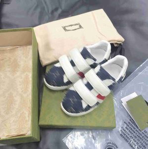 Top baby sneakers denim stof schoen bovenste kinderen schoenen maat 26-35 hoogwaardige merkverpakking buckle strap meisjes schoenen ontwerper jongens schoenen 24 mei