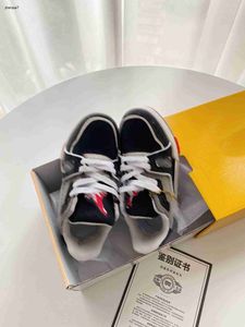 Top baby sneakers hoogwaardige kinderschoenen maat 26-35 merkbox verpakking multi color splicing ontwerp meisjes jongens casual schoenen 24 mei