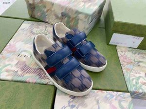 Top Baby Sneakers Letter Grid Volledige afdruk Kinderschoenen Maat 26-35 Hoogwaardige merkverpakking Buckle Riem Girls schoenen Designer Boys Shoes 24 May