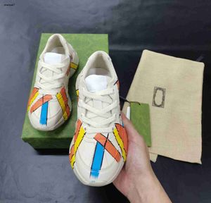 Top Baby Sneakers Non Slip Sole Kids Designer schoenen Maat 26-35 Herfst kleurrijke streep dik zool meisje hardloopschoen nov15