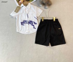 Top Baby Tracksuit Summer Kids Suit à manches courtes Taille 100-150 Chemise et shorts à manches courtes à motifs à motifs chevaliers