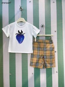 Top bébé Tracksuits Summer Boys Set Kids Designer Vêtements Taille 100-160 cm Blue Strawberry Pattern Imprime T-shirt et short en jean 24april