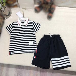 Top Baby Tracksuits Summer Boys Set maat 100-160 cm Kinderontwerpkleding Contrast Streep Design Korte Sleeved Polo Shirt en Shorts 24 May