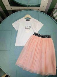 Top Baby Tracksuits Summer Girls Dress Suit voor kinderen Designer Kleding Maat 90-150 cm T-shirt en roze kanten lange rok 24april