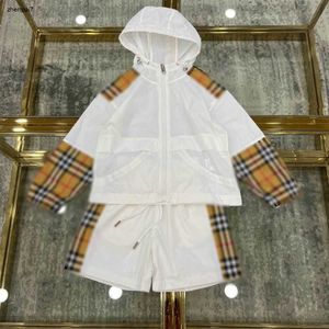 Top Baby Tracksuits Zomer zonnebrandcrème Set Kids Designer Kleding Maat 100-160 cm Checker Splicing Design Hooded Jacket en Shorts 24April