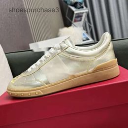Top Board Champagne Casual Wallentino Trainer Studs Gold Sneakers Chaussures Couples de créateurs Blancs Coundre Colore Sports Rivet Lacing Training 5ZCE