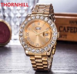 Top marque entièrement en acier inoxydable montres luxe mode gros diamants anneau quartz populaire cadran romain horloge centrale miroir saphir cadeaux de haute qualité montre-bracelet
