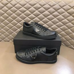 Topmerk luxe mannen in de binnenstad sneakers schoenen iconisch ge￫mailleerde driehoek skateboard wandelen wit zwart lederen vrije tijd flats man outdoor trainer EU38-46