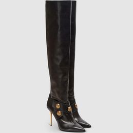Top Brand Winter Femmes Alma Boots Over-the-Knee Stiletto Heel Black Claf Cuir Tall Boot Gravé Golden Metal Buttons Botons de mariée Robe de mariée Elegant Walking