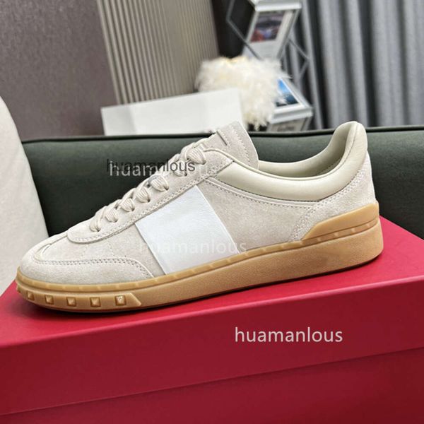 Top Champagne Lacing Valenstino Trainer Trainer Studs Gold Casual Sneakers Rivet Shoes Designer Bajo Pareja Sports White Board Cow Wide 8QM1
