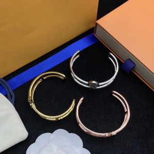 Top Design Fleur Ouverture Bracelet Marque Classique Trois Couleurs Option Mode Unisexe Bracelet Seiko Haute Édition