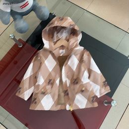 Top diseñador ropa para bebés Patrón de diamantes Diseño de chaqueta con capucha para niños Tamaño de 100-160 cm Fashion Doll Bear Trampa para niños Papel de julio2020