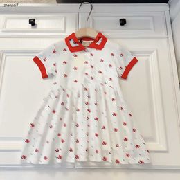Top designer vêtements bébé vêtements pour enfants robe coeur en forme de coeur creusé sur une robe de fille à revers taille 100-160 cm étoile de haute qualité imprimée partout dans la jupe mar08