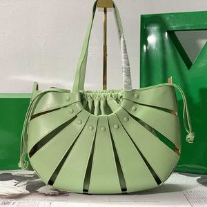 Top Designer Bag Bolsas de concha elegantes Bolsos de hombro Totas Mujeres cruzadas de carro de mujer Decoración del remache de nylon recortado NUEVO 2022