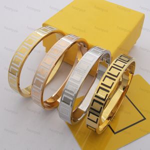 Top Designer Bracelets Amour Bracelet pour hommes Or Bijoux De Luxe Femmes Titane Acier Bracelets Noir Blanc Émail Gravé Lettre f Bracelet