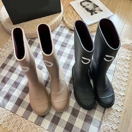 Botas de diseñador superior Tacón grueso Suela gruesa Botas largas Moda Punta cuadrada Botas de lluvia para mujer Hombres Mujeres Botas de goma Nuevos Zapatos de lluvia de tubo alto antideslizantes impermeables Color puro