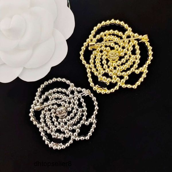 Top Diseñador Broches Mujeres Esmalte Aceite Estampado en relieve Pines Chapado en oro de 18 quilates Oferta especial Hombres Marca Letra Incrustación Cristal Rhinestone Joyería Broche Encanto {categoría}