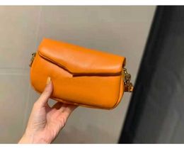 Support de bulles de créateur supérieur Sac à épaule en cuir souple Boucle Baguettes Ship gratuit Pure Color Cross Femmes Femmes Hands Sacs Fashion Wallet Purse Retro Cloud