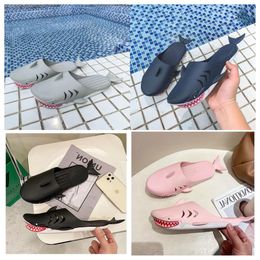 Top Designer Creative Shorty Shark Black Green Grey Grey Grey-Child Family Wear Outside Summer Anti Indoor Baotou Sandals Couples Beach Slippers