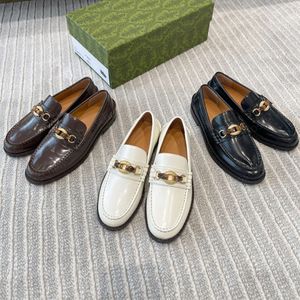 Topontwerper Geklede schoenen Formele damesschoenen Mode Retro Handgemaakt Koe Lakleer Platte hak Bootschoenen Klassiek In elkaar grijpende Kantoorcarrière Loafers