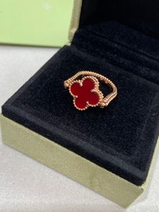 Regalo di alta moda per donna V-gold Nuovo anello con motivo floreale a quattro foglie rotante su due lati Medaglia di giada rossa Fiore intagliato con scatola
