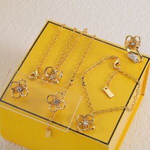 Top designer gouden diamant armband ketting oorbellen ingesteld voor vrouw diamant ingelegde edelsteen mode sieraden levering