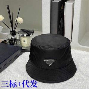 Sombrero de lujo de diseñador superior Home P 2023 moda clásica ojos cerrados triángulo invertido sombrero de cubo negro para parejas protector solar