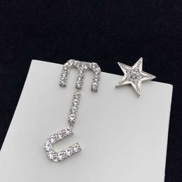 Diseñador superior MiuMiu Pendientes de moda Nueva estrella Letra Asimétrica Luz francesa Estilo de lujo Pendientes de aguja de plata con diamantes completos Accesorios de joyería para el día de San Valentín