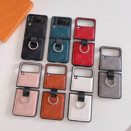 Top Designer Retro Phone Case pour Samsung Z Flip 3 4 Leather Imprint Flower Letter Cases Business Trendy Fold Cellphone Cover Flip4 Flip3 avec Portable Anti-Skid Ring