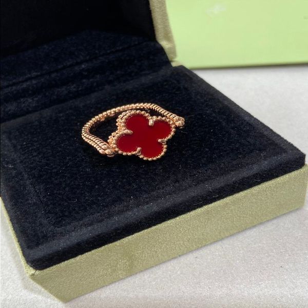 Top Designer Ring Regalo para mujer V-Oro 18k Nuevo Doble cara Giratorio Motivo de flor de cuatro hojas Anillo Red Jade MedalChico Flor tallada wi Gkph