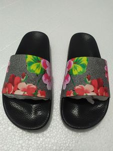 Top femmes pantoufles chaussures toboggan chaud été mode large plat sandales glissantes pantoufle tongs taille 35-45 avec boîte à fleurs