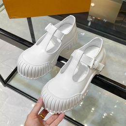 Chaussures de concepteur Top Soft Cow Hide Platform Sneakers Femmes Locages noirs en cuir brillant Chaussure de tête rond