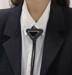Corbatas de diseñador superior Corbatas de cuero de moda pajaritas Corbatas para hombres y mujeres con corbatas de letras estampadas Corbatas de color sólido de piel 4 colores