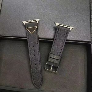 Bracelets de montres haut de gamme pour Apple Watch Band 42 38 40 41 44 45 49 mm iwatch 8 7 6 5 4 3 2 Bandes pour homme et femme Bracelets en cuir noir avec lettres imprimées